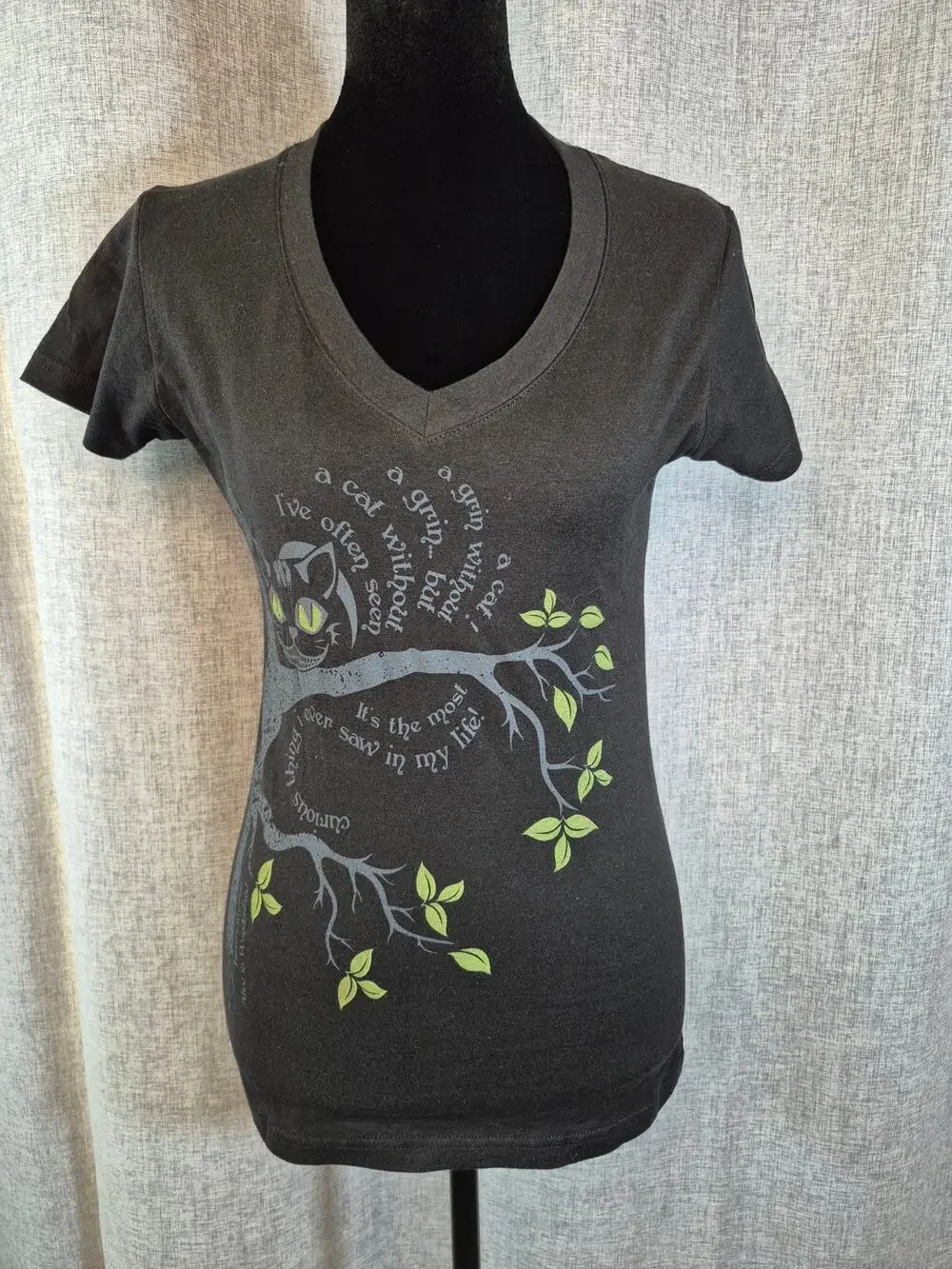 Alice in Wonderland Cheshire Cat Quote Graphic T-Shirt Medium Lewis Carroll NWOT - Picture 1 of 8